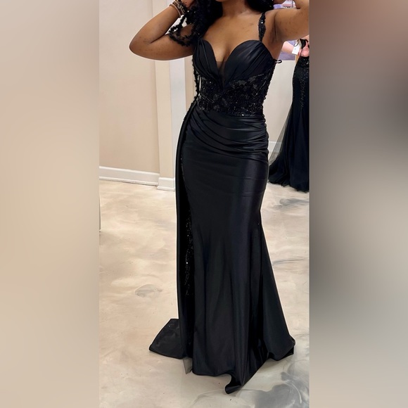 Formal Dress!! Beautiful Satin Black Gown with sequence detail Sz 6 - Picture 1 of 2